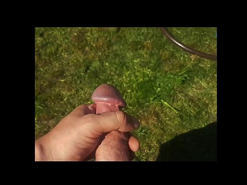 ❤️ Una guapa calenta es folla el seu cony rosa i es corre amb un esquitxat en un jardí d'estiu ☑ Putes al ca.osagoassist.ru ❌